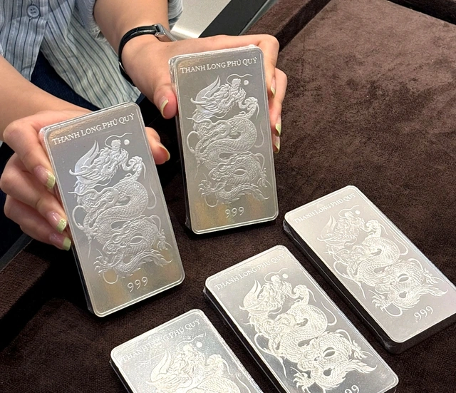 Mua 1 kg bạc, lãi gần 30 triệu đồng sau hơn 2 tháng - Ảnh 1