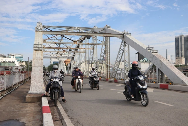 Cấm nhiều loại xe lên cầu Tân Thuận 1 từ ngày mai, người dân TP.HCM lưu ý - Ảnh 1