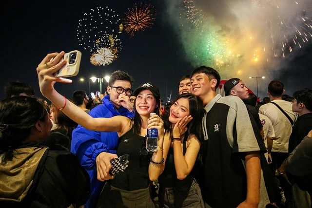 Cả nước tưng bừng đón kỷ nguyên mới - Ảnh 1
