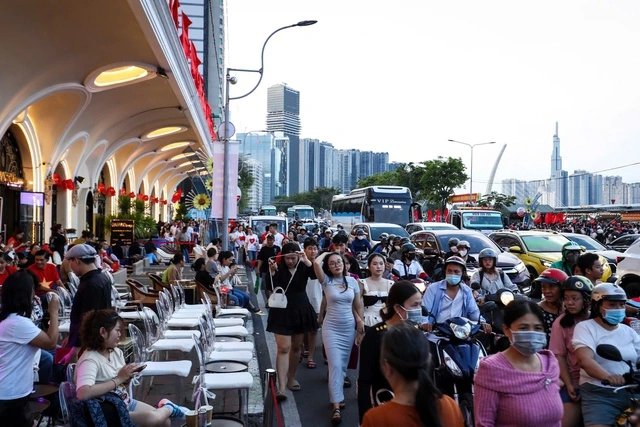 TP.HCM làm 2 cầu vượt cho người đi bộ 'thoát ải' vượt đường Tôn Đức Thắng - Ảnh 2