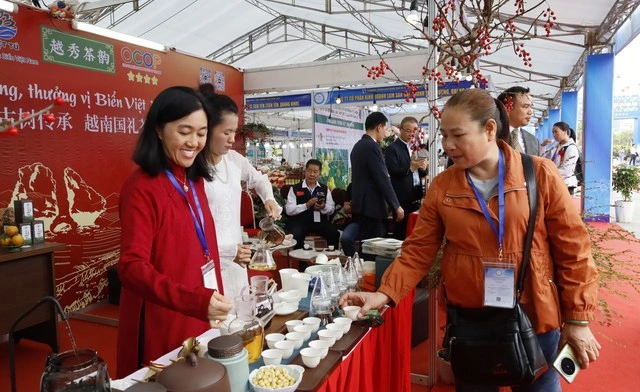 Khai mạc Hội chợ thương mại và du lịch quốc tế Việt - Trung 2025 - Ảnh 3