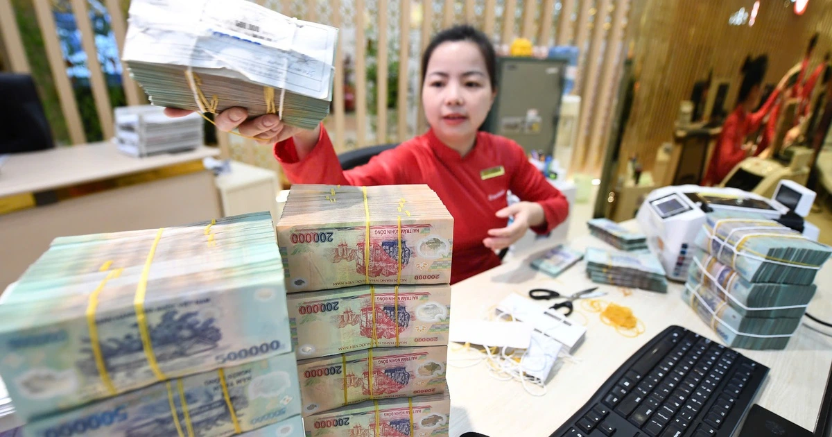 Lãi suất tiền đồng qua đêm vượt 7,4%/năm, Ngân hàng Nhà nước bơm ròng tiền