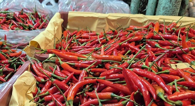 Rau xanh hạ nhiệt, ớt và thanh long sốt giá - Ảnh 2