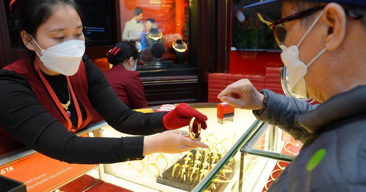 Giá vàng hôm nay 14.12.2025: Lập kỷ lục mới nhưng người mua vẫn lỗ hơn triệu đồng