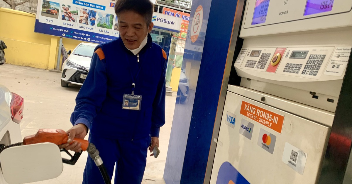 Giá xăng dầu đồng loạt giảm trước kỳ nghỉ tết Dương lịch 2026