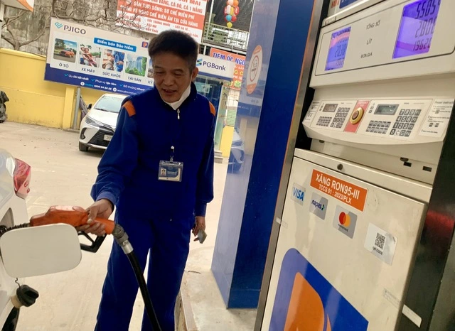 Giá xăng dầu đồng loạt giảm trước kỳ nghỉ tết Dương lịch 2026 - Ảnh 1