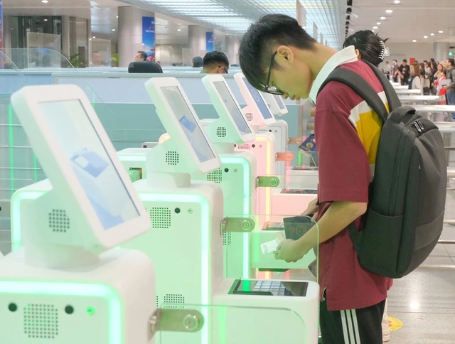 Làm thủ tục bay trong 'một nốt nhạc' - Ảnh 3