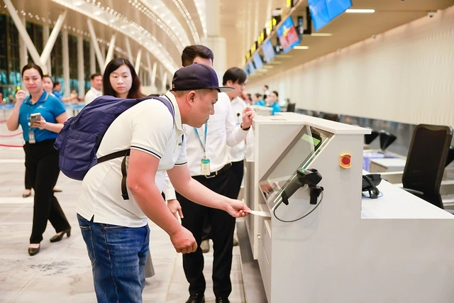 Làm thủ tục bay trong 'một nốt nhạc' - Ảnh 2