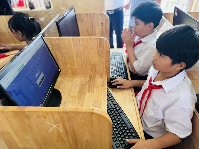 Mở rộng cơ hội tiếp cận công nghệ cho học sinh vùng biên giới - Ảnh 4