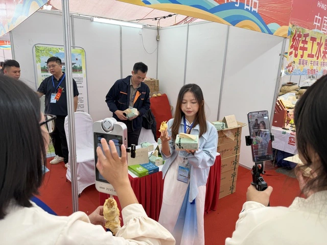 Khai mạc Hội chợ thương mại và du lịch quốc tế Việt - Trung 2025 - Ảnh 2