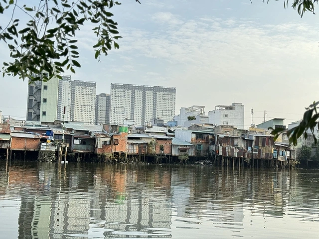 Vì sao giải tỏa nhà trên kênh rạch 'chậm dần đều'? - Ảnh 1