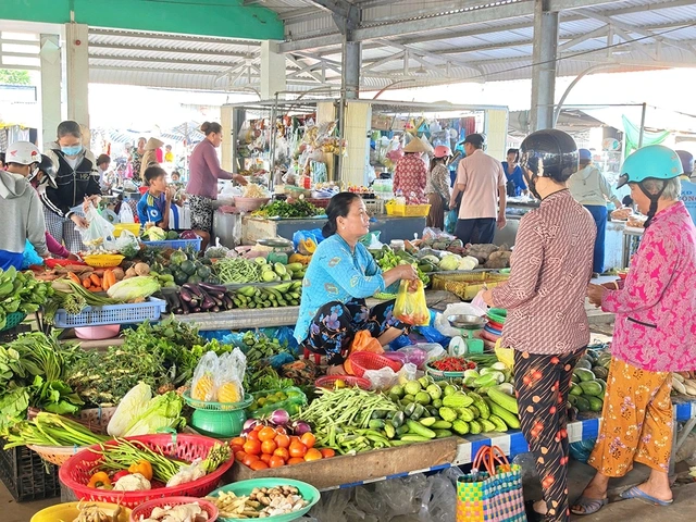 Rau xanh hạ nhiệt, ớt và thanh long sốt giá - Ảnh 1