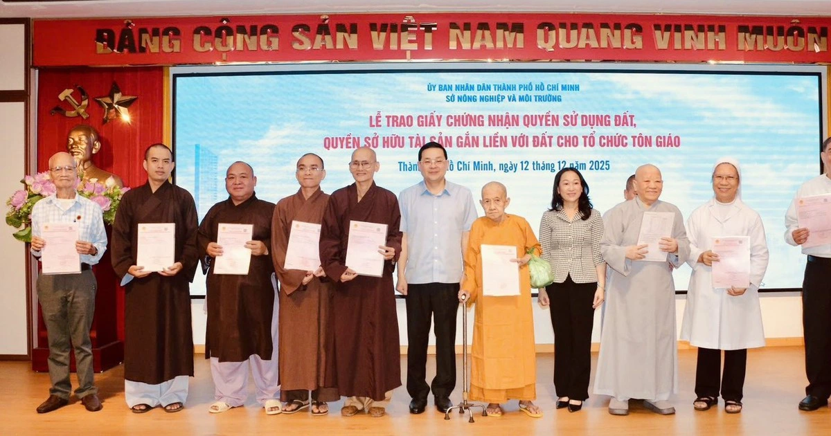 TP.HCM tiếp tục trao sổ hồng cho 11 tổ chức tôn giáo