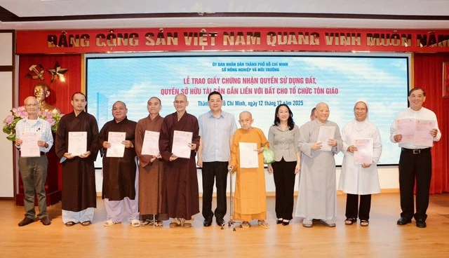 TP.HCM tiếp tục trao sổ hồng cho 11 tổ chức tôn giáo - Ảnh 1