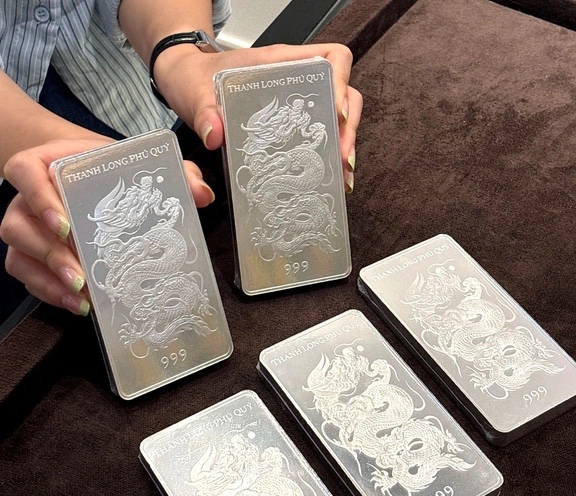 Đến lượt bạc bán theo định mức - Ảnh 1