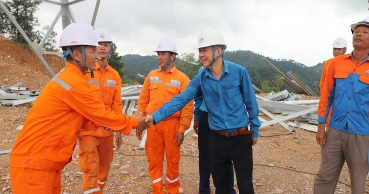 Công đoàn EVNNPC tiếp sức thợ điện kiên cường, vượt thử thách