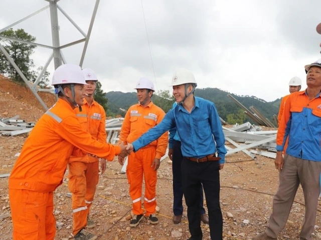 Công đoàn EVNNPC tiếp sức thợ điện kiên cường, vượt thử thách - Ảnh 1