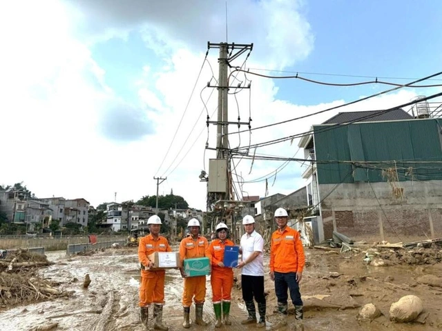 Công đoàn EVNNPC tiếp sức thợ điện kiên cường, vượt thử thách - Ảnh 2