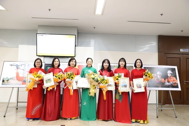 Công đoàn EVNNPC tiếp sức thợ điện kiên cường, vượt thử thách - Ảnh 3