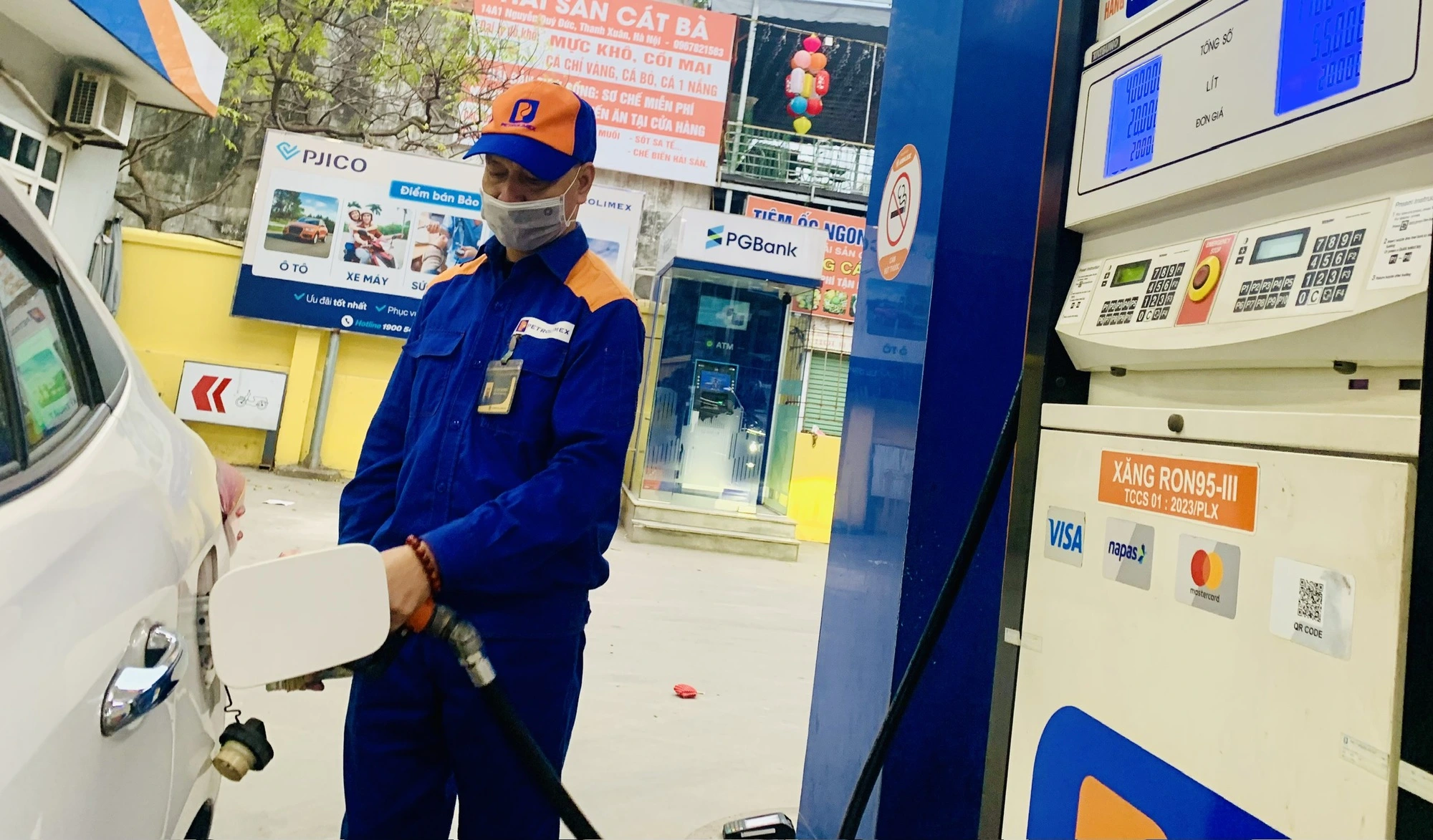 Giá xăng tăng, giá dầu giảm từ 15 giờ hôm nay 4.12 - Ảnh 1