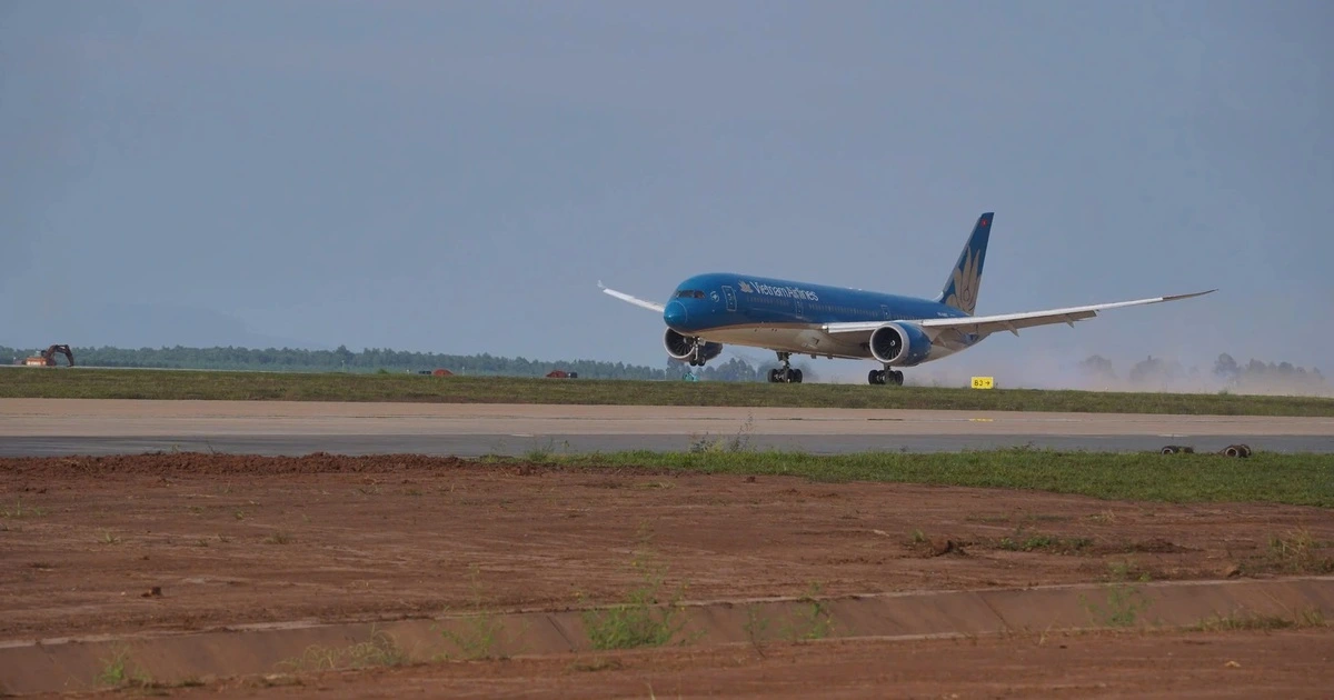Máy bay Boeing 787 đã đáp thành công xuống sân bay Long Thành