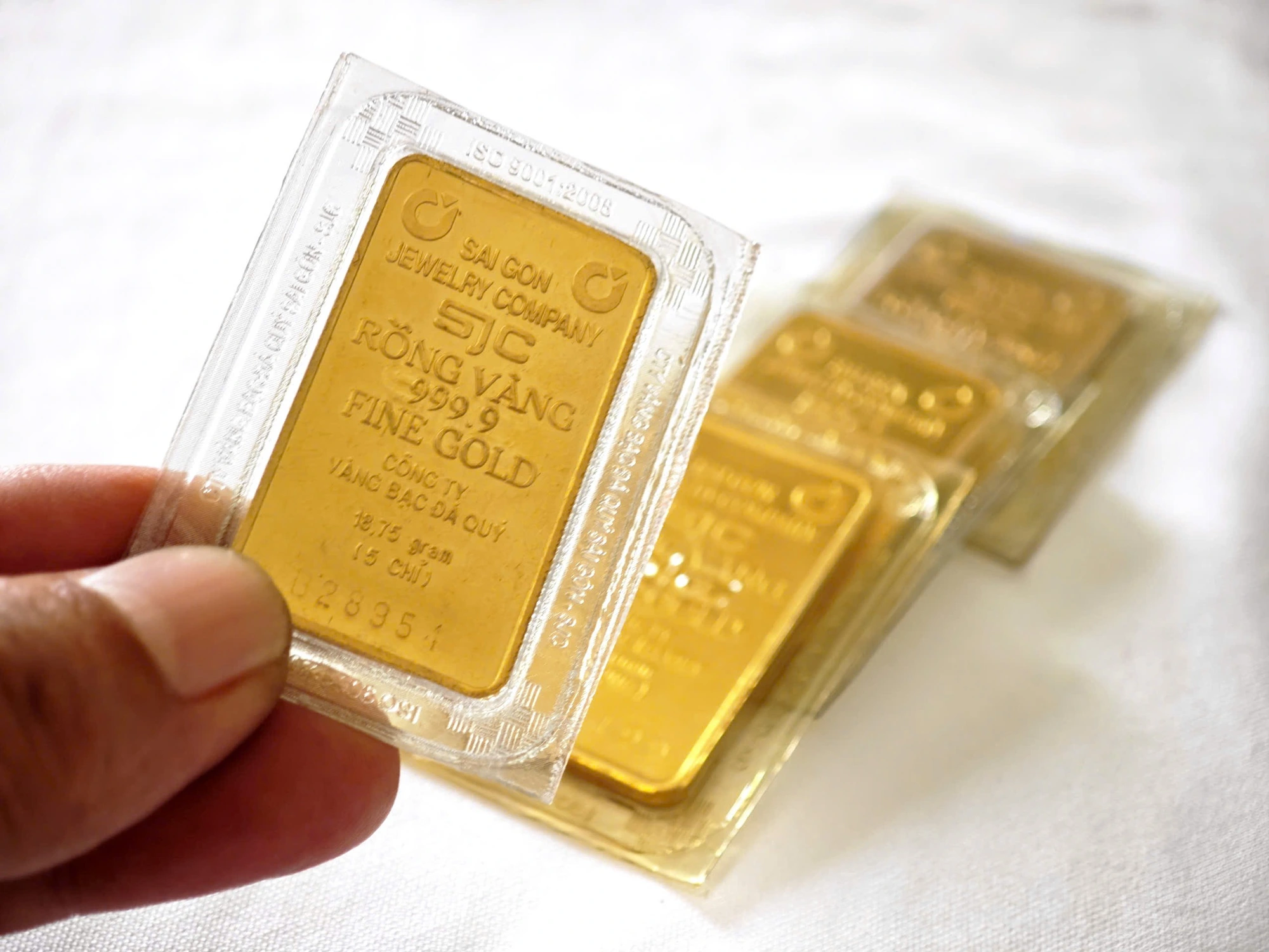 Vàng tăng giá gần gấp đôi trong năm 2025 - Ảnh 1