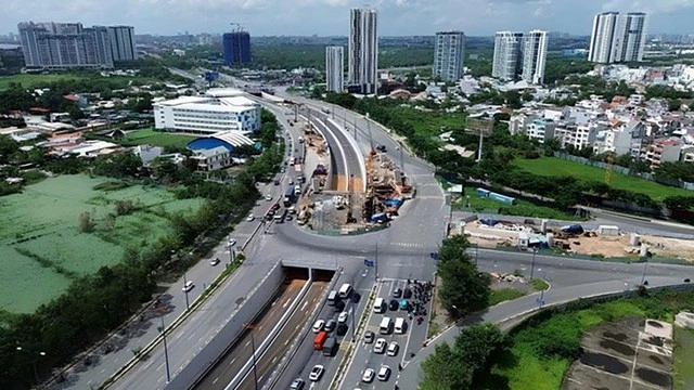 Bất động sản Đông - Tây TP.Hồ Chí Minh, kẻ tám lạng người nửa cân - Ảnh 1