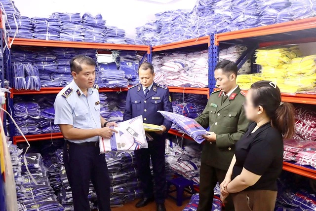 Bắt kho hàng giả mạo 'hàng hiệu' bán trên thương mại điện tử - Ảnh 1