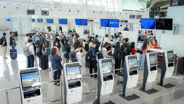 Làm thủ tục bay trong 'một nốt nhạc' - Ảnh 1