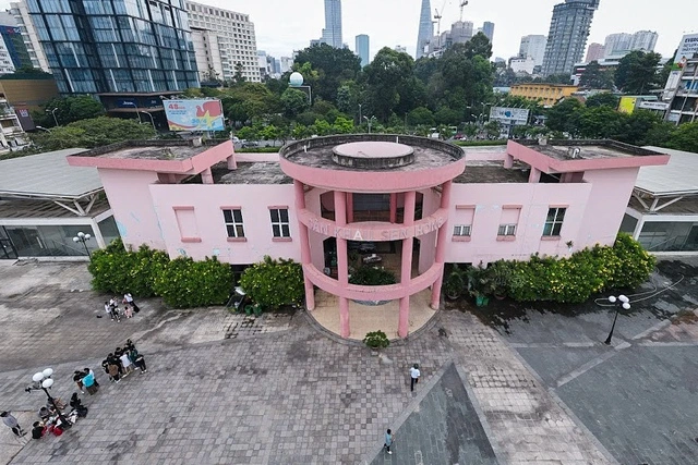 Sân khấu Sen Hồng cũ sẽ tạm dùng làm bãi gửi xe máy tuyến metro số 1 - Ảnh 1