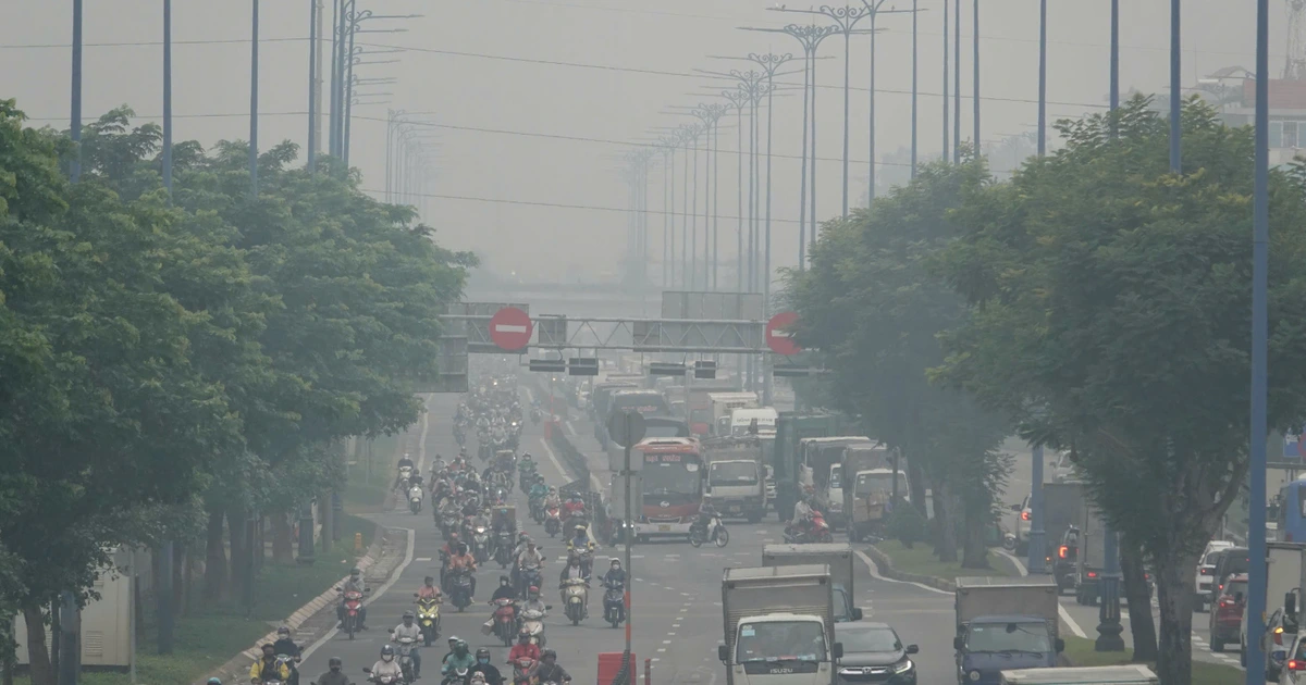 Sáng nay, bầu trời TP.HCM đục ngầu, vì sao?