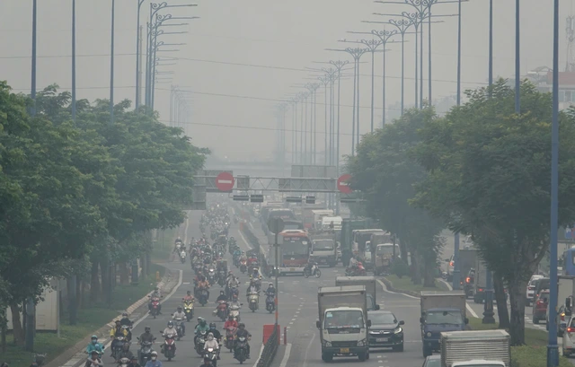 Sáng nay, bầu trời TP.HCM đục ngầu, vì sao? - Ảnh 2