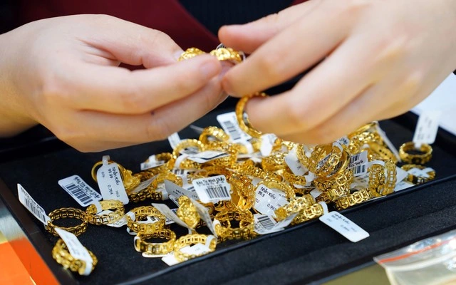 Giá vàng hôm nay 28.12.2025: Vàng nhẫn tăng vọt vượt mặt vàng miếng - Ảnh 1