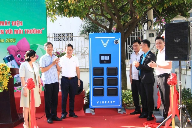 Phường đầu tiên của TP.HCM lắp trạm sạc, tủ đổi pin xe máy điện - Ảnh 1