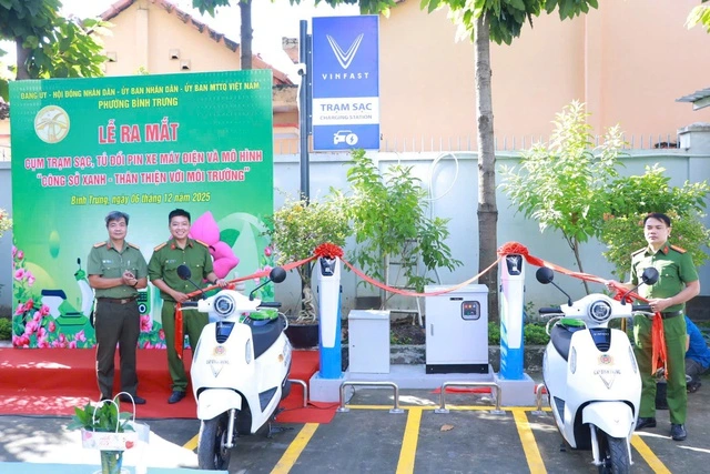 Phường đầu tiên của TP.HCM lắp trạm sạc, tủ đổi pin xe máy điện - Ảnh 2