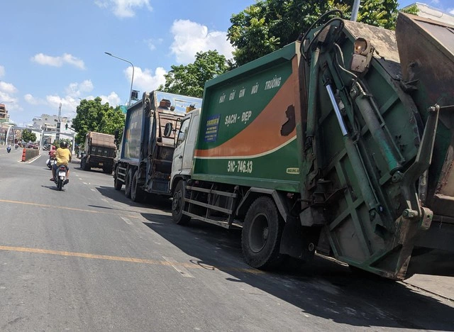 TP.HCM không đồng ý cho xe gom rác vào nội đô giờ cao điểm - Ảnh 1