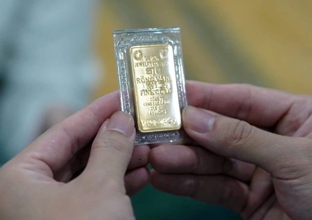 Giá vàng hôm nay 6.12.2025: Trong nước đắt hơn thế giới gần 21 triệu đồng một lượng - Ảnh 1