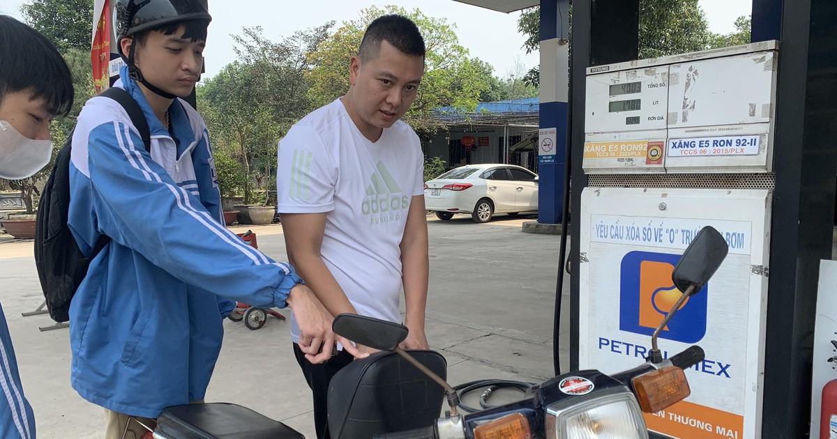 Giá xăng tiếp tục giảm mạnh