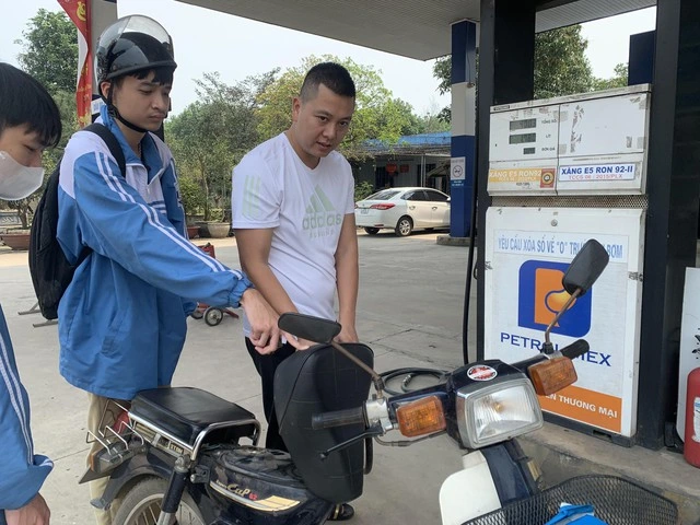 Giá xăng tiếp tục giảm mạnh - Ảnh 1