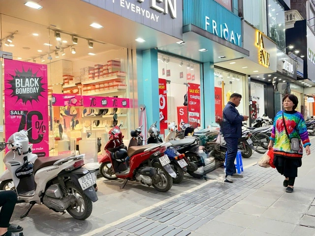 Black Friday ế ẩm, giảm 70 - 80% vẫn vắng khách - Ảnh 1