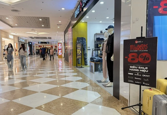 Black Friday ế ẩm, giảm 70 - 80% vẫn vắng khách - Ảnh 2