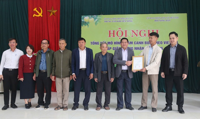 Trao giấy chứng nhận VietGAP cho hộ dân trồng bưởi xã Mê Linh - Ảnh 1