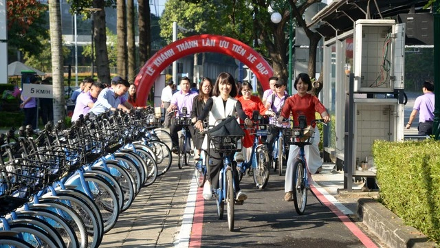 Khánh thành gần 6 km làn đường riêng cho xe đạp đầu tiên tại TP.HCM - Ảnh 1