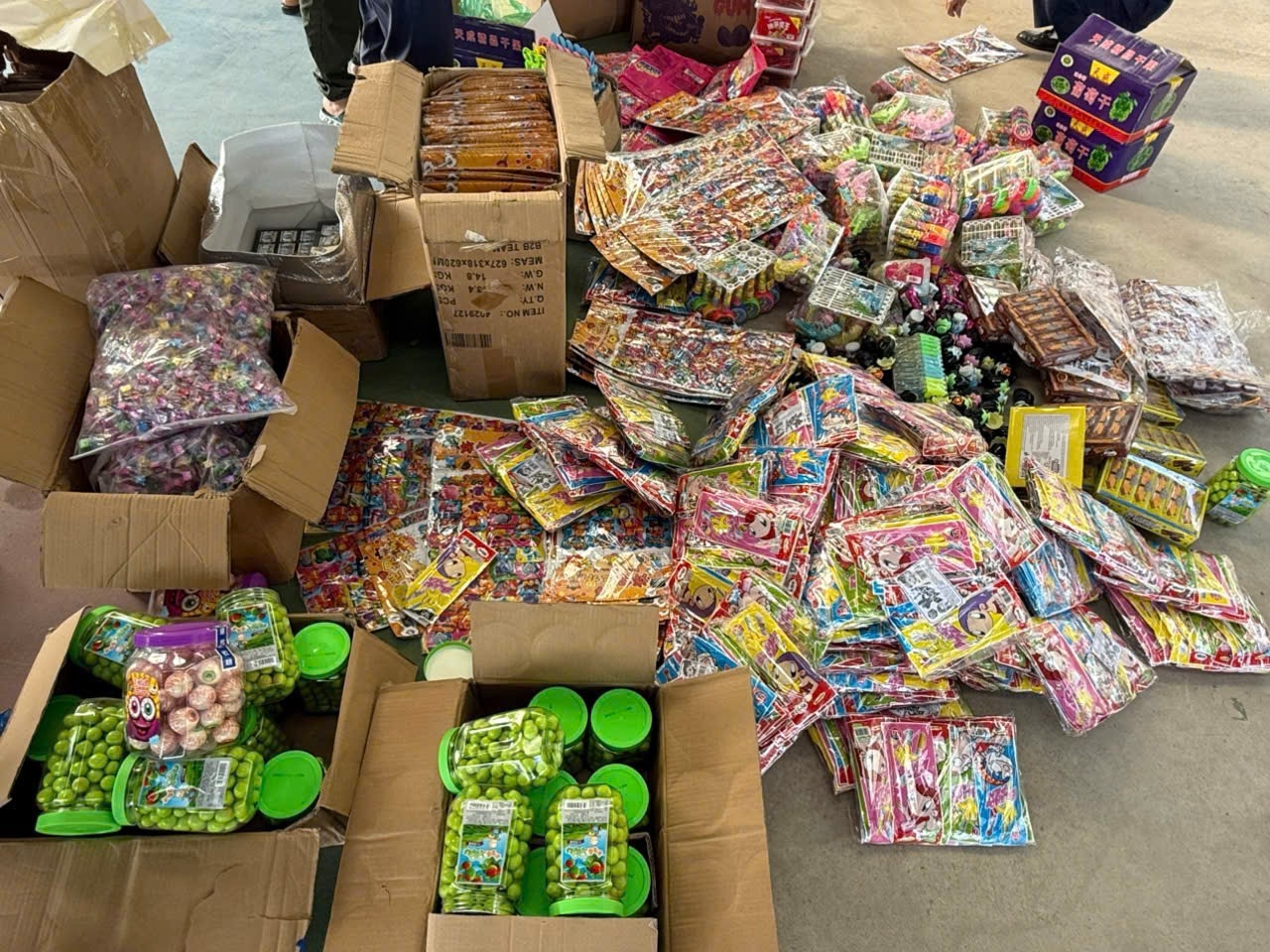 Mới phát hiện 3.000 sản phẩm socola, nho khô, kẹo… có vấn đề, người dân đặc biệt chú ý - Ảnh 3