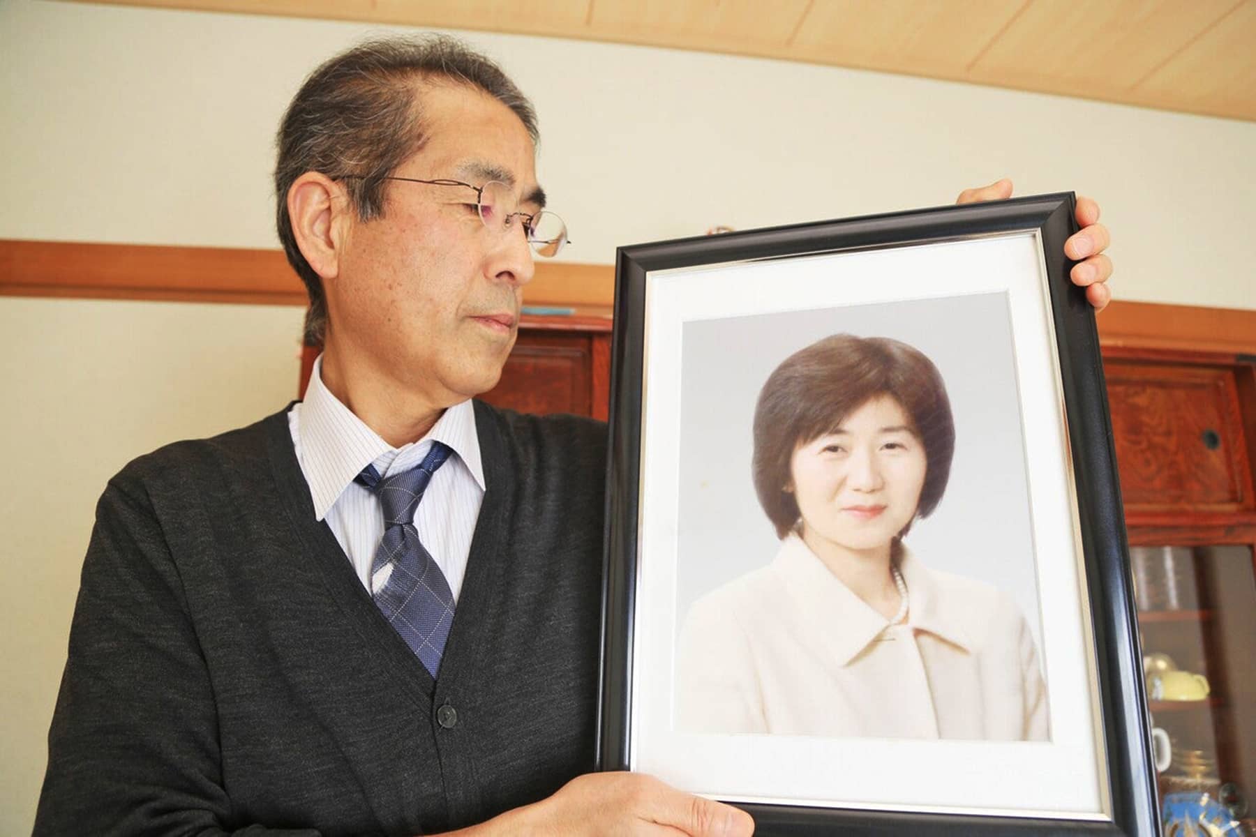 Người đàn ông lặn xuống biển 13 năm để tìm thi thể vợ mất tích trong sóng thần - Ảnh 1