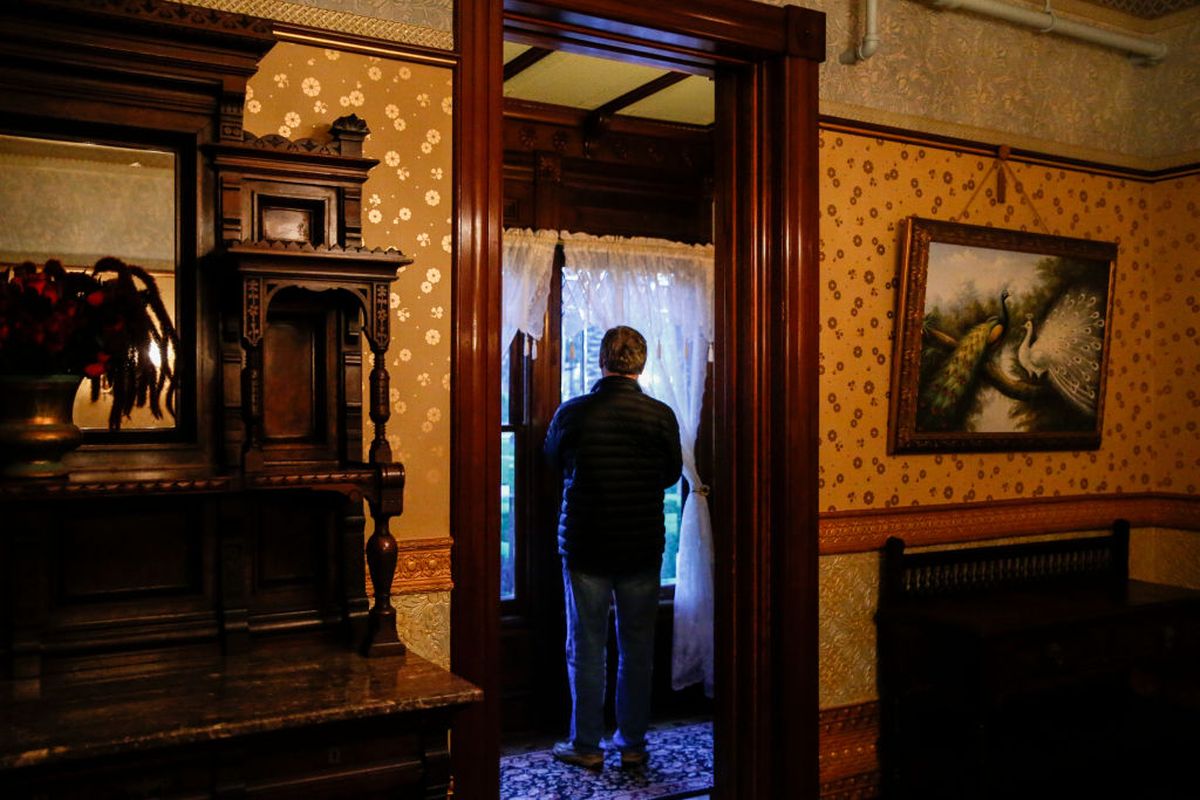 Những bí mật kinh hoàng về "ngôi nhà kỳ lạ nhất từng được xây dựng" có hơn 200 phòng, 10.000 cửa sổ và 2.000 cửa ra vào - Ảnh 5