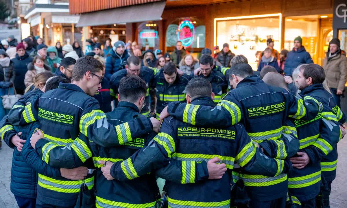 Thuỵ Sĩ bao trùm trong tang thương: Đội cứu hỏa cùng bật khóc khi tưởng niệm các nạn nhân mình không thể cứu sống - Ảnh 1