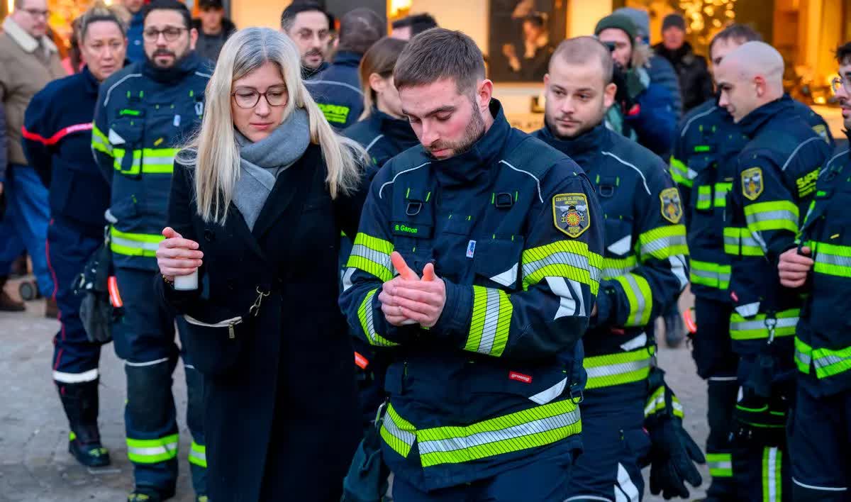 Thuỵ Sĩ bao trùm trong tang thương: Đội cứu hỏa cùng bật khóc khi tưởng niệm các nạn nhân mình không thể cứu sống - Ảnh 2