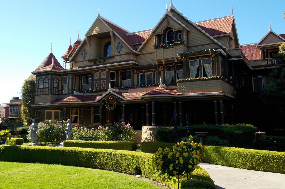 Những bí mật kinh hoàng về "ngôi nhà kỳ lạ nhất từng được xây dựng" có hơn 200 phòng, 10.000 cửa sổ và 2.000 cửa ra vào - Ảnh 4