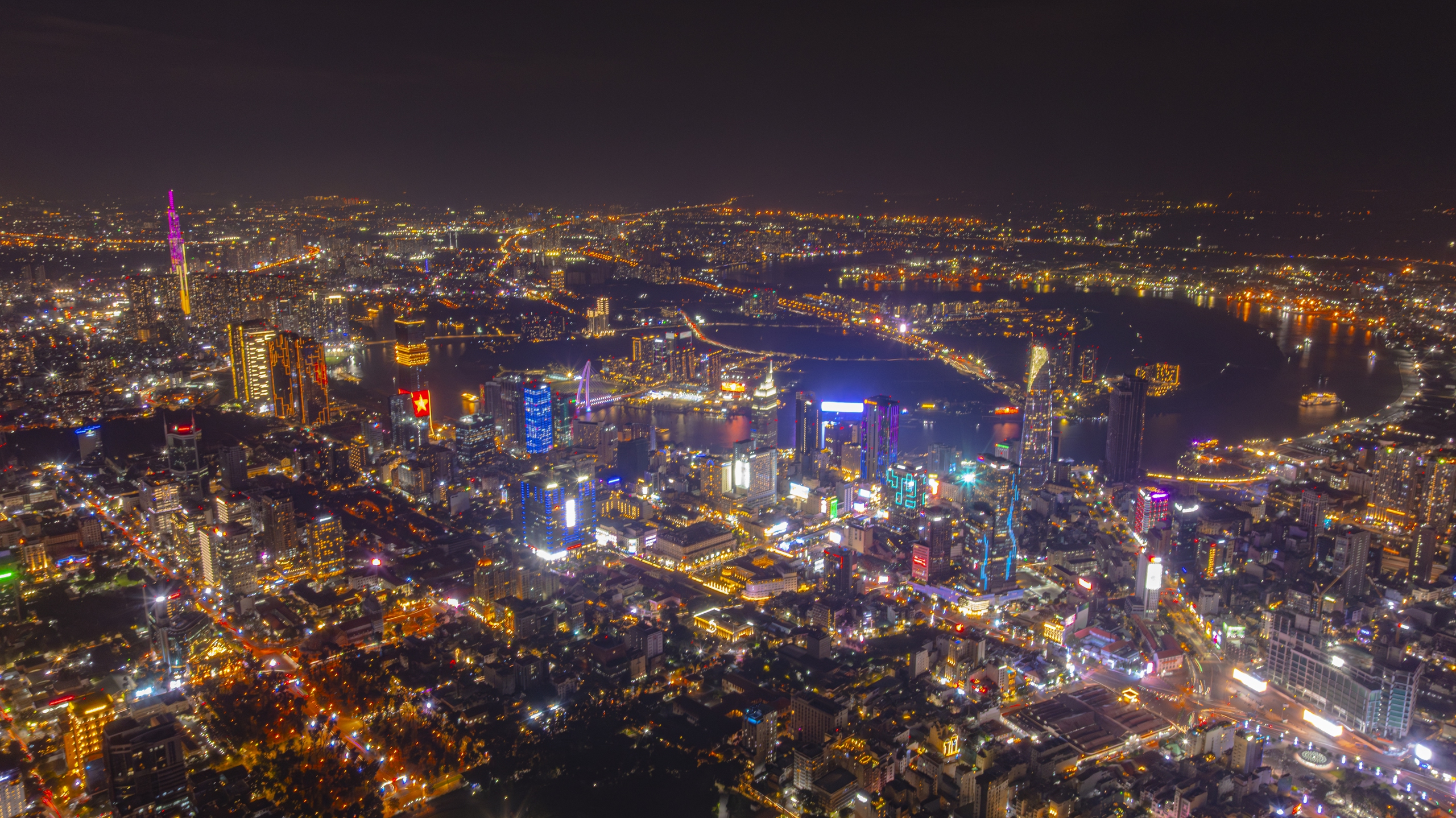 Buổi tối trong các văn phòng ở TP.HCM: VPBank sáng đèn nhiều hơn khách sạn, Viettel vẫn nhộn nhịp sau 20h, nhân viên CJ về đúng giờ - Ảnh 1